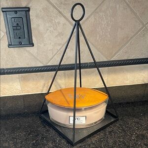 WoodWick vanilla & sea salt Candle creates the sound of a crackling fire.